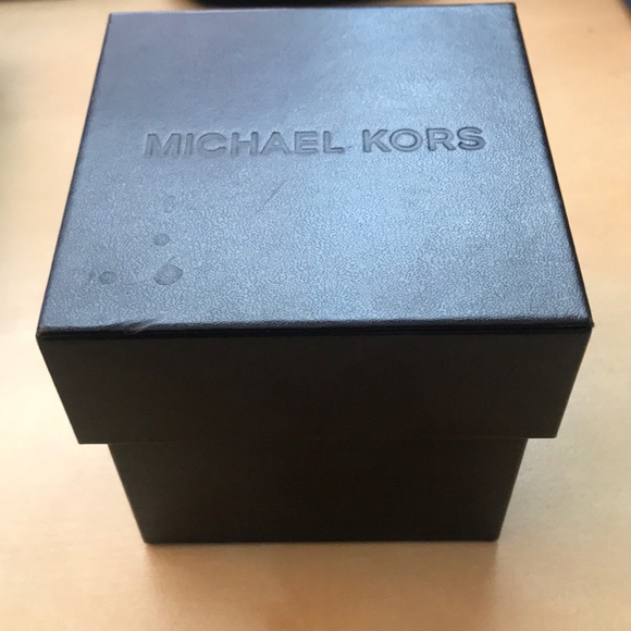 Michael Kors Rose Gold Watch - Picture 3 of 4